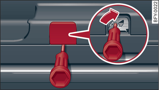 Илл. 36 Внутренняя поверхность крышки багажника: доступ к аварийной деблокировке
